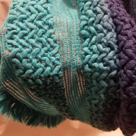 plush two-tone blue Mix It acrylic infinity scarf - Picture 6 of 9